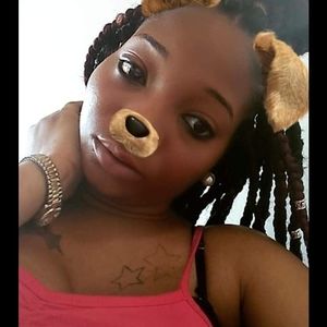 Meet your Posher, Mona